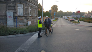 policjantka kontroluje rowerzystę