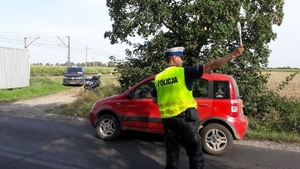 policjant zatrzymuje samochód