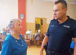 policjant rozmawia z kobietą