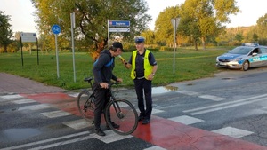 policjant kontroluje rowerzystę