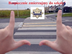widok na przejście dla pieszych oraz napis bezpiecznie zmierzajmy do szkoły i logo policji Inowrocław