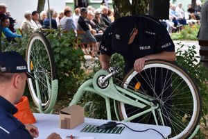 policjanci znakują rower