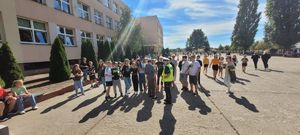 policjantka wśród uczniów