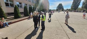 policjantka wrd rozmawia z uczennicami