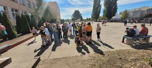 kolejna grupa uczniów wokół policjantki