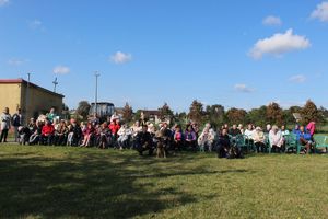 wspólne zdjęcie uczestników i policjantów