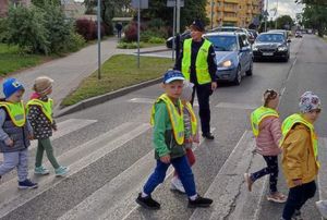 dzieci z przedszkola poznają zasady ruchu drogowego#7