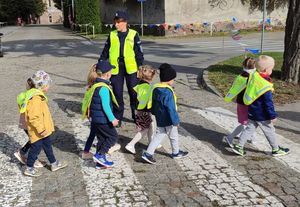 dzieci z przedszkola poznają zasady ruchu drogowego#8