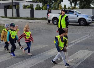 dzieci z przedszkola poznają zasady ruchu drogowego#9