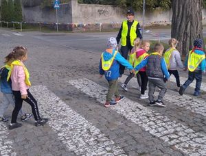 dzieci z przedszkola poznają zasady ruchu drogowego#10