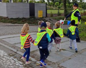 dzieci z przedszkola poznają zasady ruchu drogowego#12