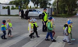 dzieci z przedszkola poznają zasady ruchu drogowego#13