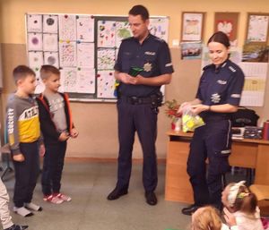 policjanci na spotkaniu w szkole w Górze#1