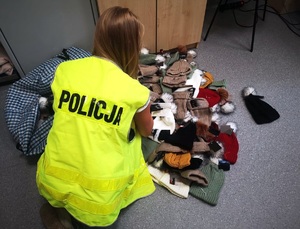 policjantka liczy zabezpieczoną odzież