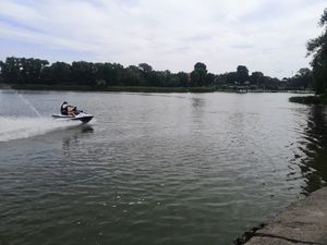policyjny skuter płynie po jeziorze