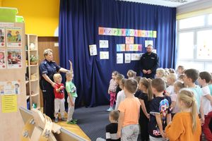 policjanci w przedszkolu na spotkaniu z dziećmi#9