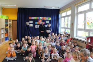 policjanci w przedszkolu na spotkaniu z dziećmi#10