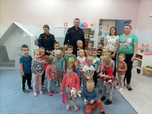 policjanci i dzieci grupowe zdjęcie