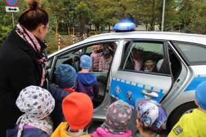 kolejna grupa dzieci przy radiowozie