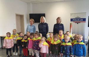 grupowe zdjęcie dzieci z policjantami
