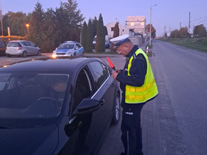 policjant kontroluje kierującego pojazdem