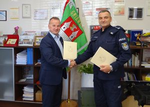 Komendant Policji i Burmistrz podczas przekazania sprzętu