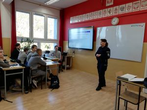 policjanci na spotkaniu w szkołach#4