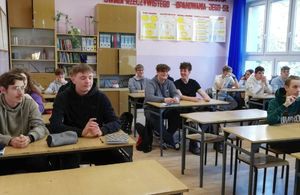 policjanci na spotkaniu w szkołach#6