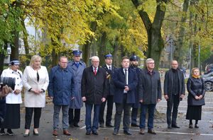 zebranie pod pomnikiem