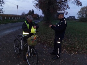 policjant rozmawia z rowerzystą