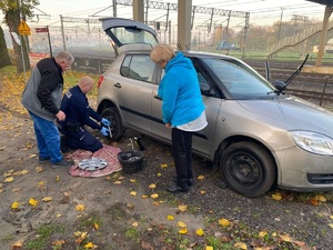 policjant naprawia koło