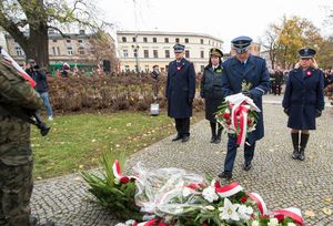delegacja składa kwiaty pod pomnikiem