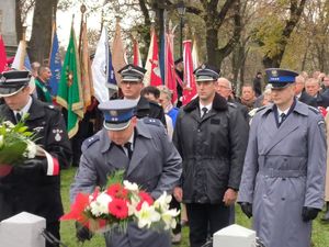 policjanci pod pomnikiem