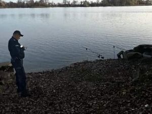 policjant kontroluje teren nad wodą