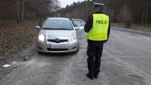 policjant kontroluje światła pojazdu