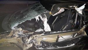 widok na zaparkowany uszkodzony pojazd