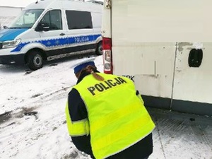 policjantka sprawdza światła