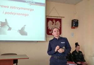 referująca temat policjantka