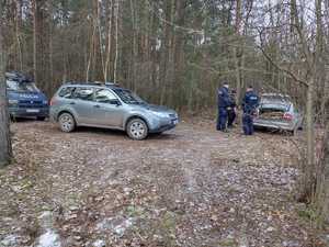 policjanci i strażnicy leśni podczas służby w lesie#3