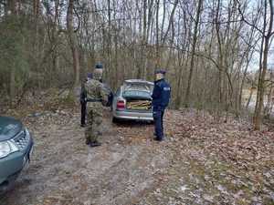 policjanci i strażnicy leśni podczas służby w lesie#4