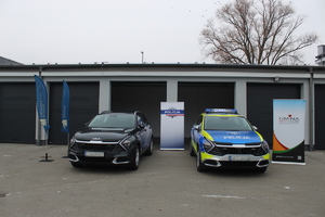 nowe radiowozy na tle banerów