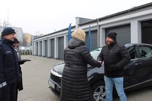 starosta przekazuje kluczyki policjantowi#1