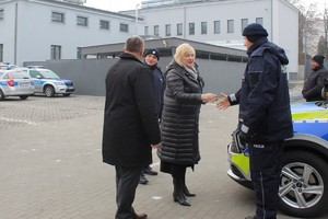 starosta przekazuje kluczyki policjantowi#2