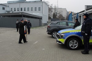 kapelan podczas poświęcenia radiowozów