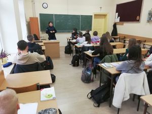 policjantka prowadzi zajęcia
