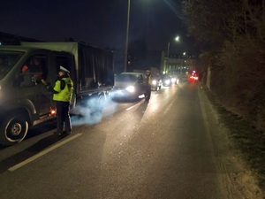 policjanci prowadzą działania na drodze