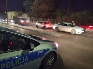 widok na pojazdy i radiowóz