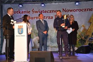 policjant ze statuetka stoi przy mikrofonie