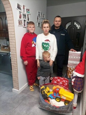 obdarowana przez policjantów rodzina
