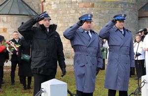policjanci przy pomniku